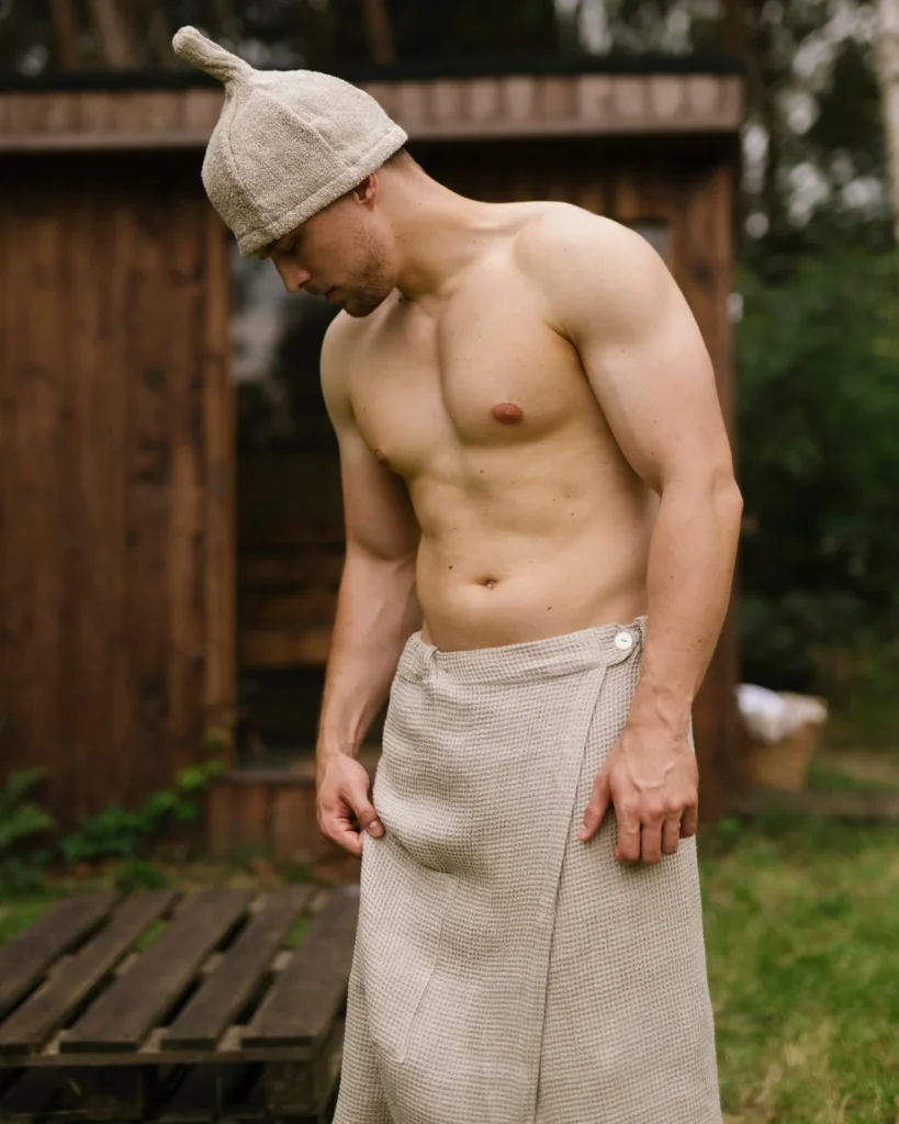 Mężczyzna w czapce do sauny frotte len natural.