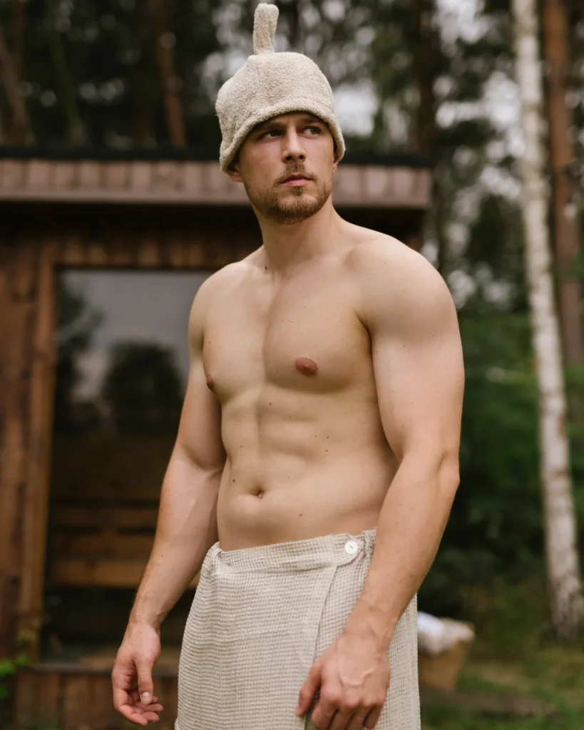 Mężczyzna w czapce do saunowania natural len frotte.