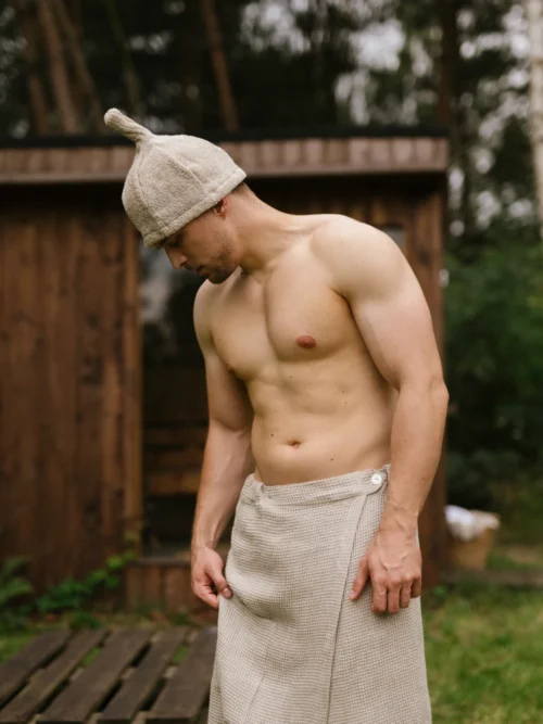 mężczyzna po saunowaniu ubrany w kilt do sauny