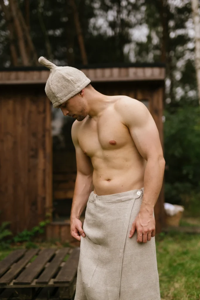 mężczyzna po saunowaniu ubrany w kilt do sauny