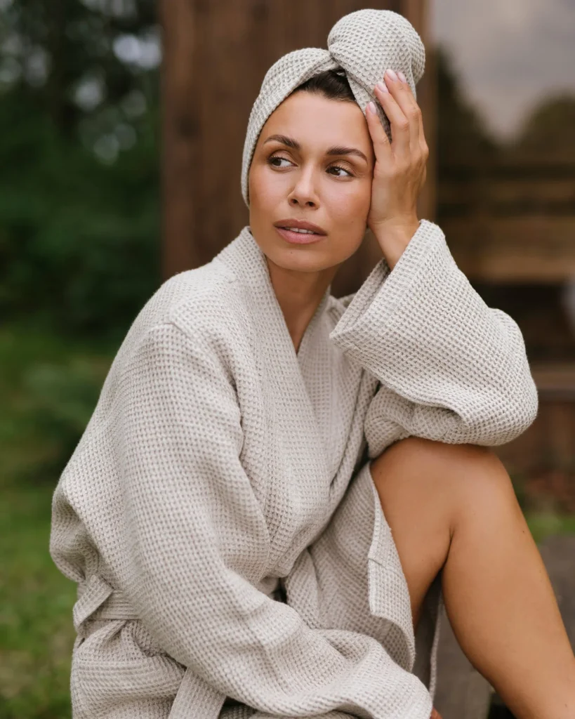 Kobieta w turbanie na włosach wafel natural