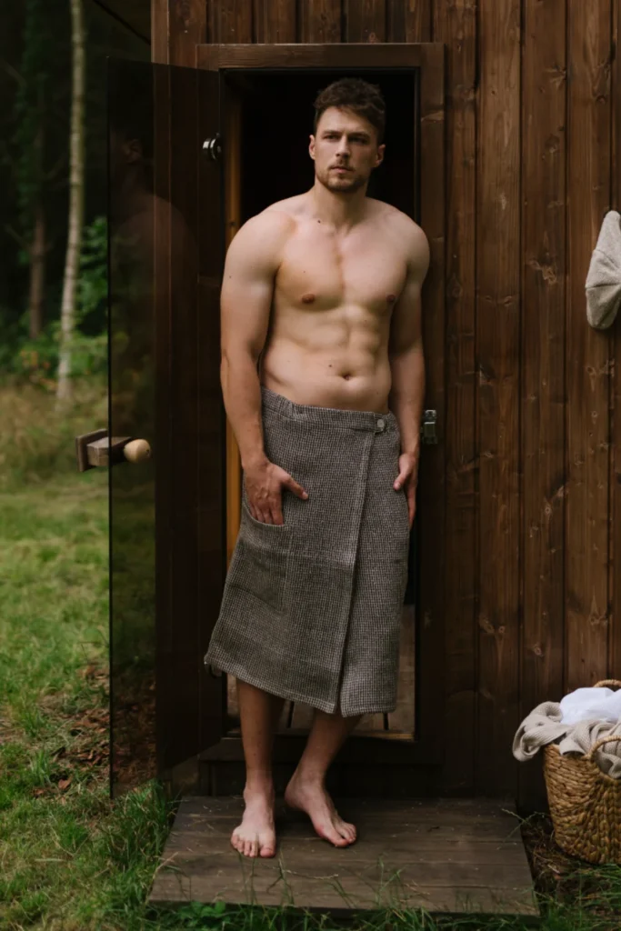 mężczyzna po wyjściu z sauny ubrany w lniany kilt do sauny wafel natural black