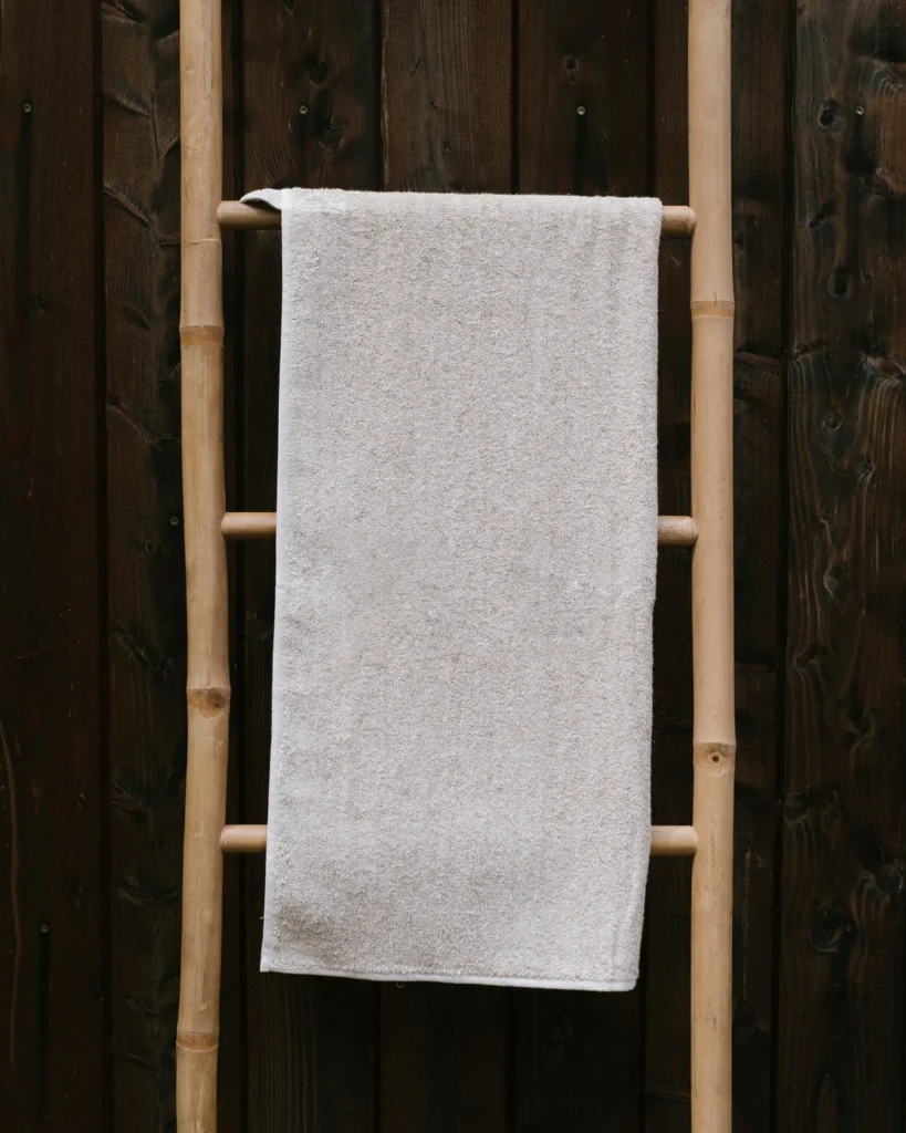 ręcznik lniany frotte natural wiszący na drabince