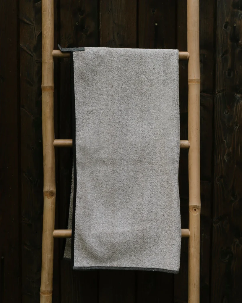 Lniany ręcznik frotte natural black wisi na drabince