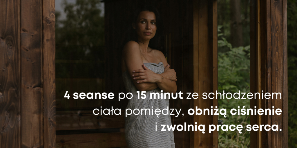 Co daje sauna? Obniżenie ciśnienia i zwolnienie pracy serca. Kobieta w saunie w ręcznik lniany do sauny.