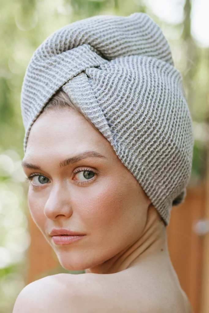 kobieta z lnianym turbanem wafel natural grey